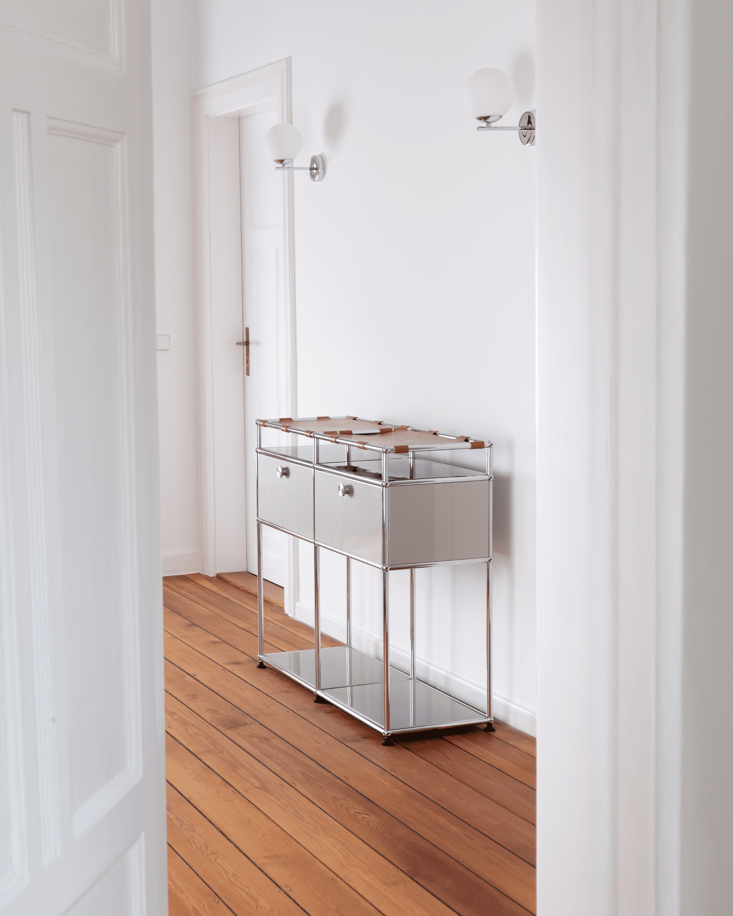 USM Haller sideboard med læderindsats i Cognac fra ries+kramer